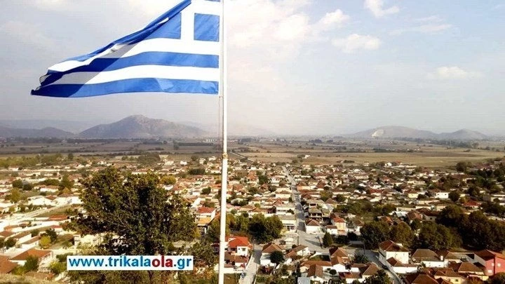 Τεράστια γαλανόλευκη σημαία κυματίζει στα Τρίκαλα (βίντεο)